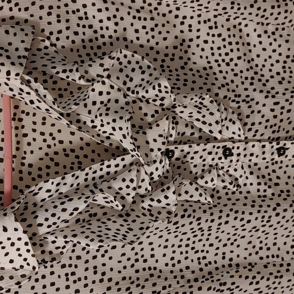 Sleeveless Tahari Blouse. Size Large. - Picture 3 of 4